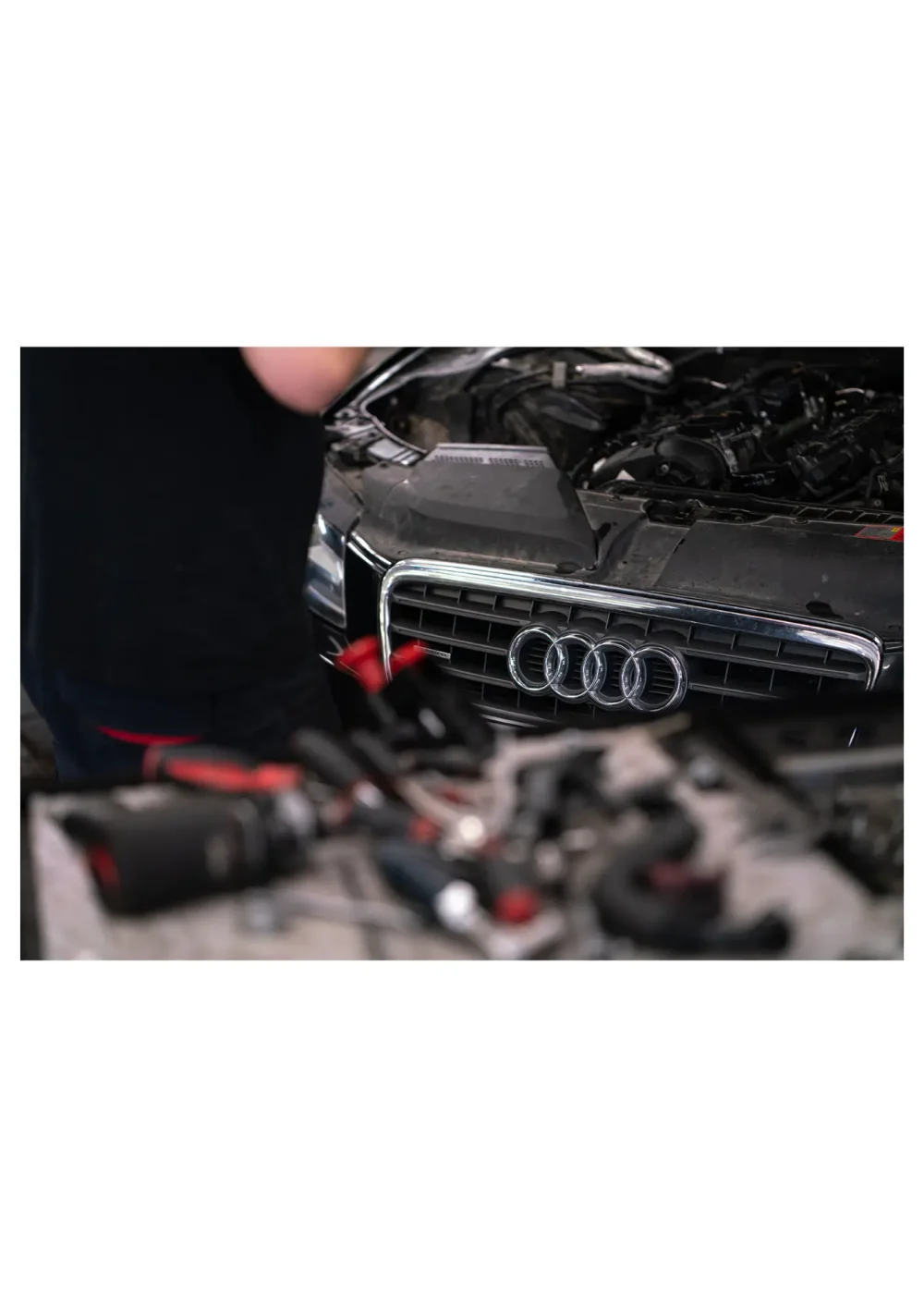 LMS Servicen koulutettu asentaja suorittamassa vaativaa korjausta Audi henkilöautoon Turussa