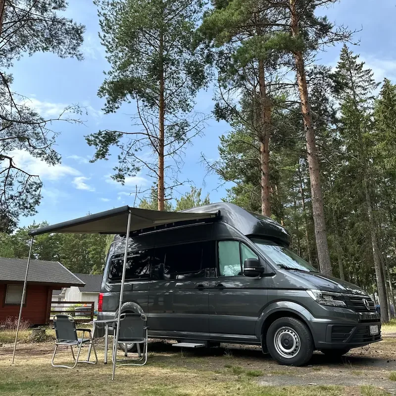 Iso Volkswagen Grand California leiriytynyt helposti maastoon Seikel- varustuksen ansiosta. Tyylikäs retkeilyauto Volkswagen Grand California valmiina seikkailuun luonnon keskellä. Markiisi ja leirituolit luovat viihtyisän ulkotilan. Täydellinen valinta rentouttavalle lomalle.