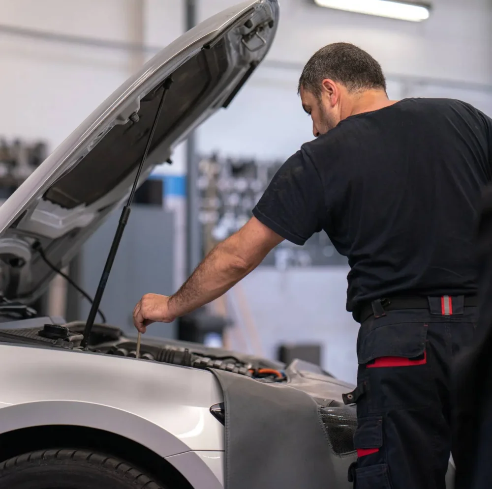 LMS Servicellä autosi on hyvissä käsissä. Teemme kaikki huollot ja korjaukset Volkswagen-, Škoda-, Seat- ja Cupra-autoille.