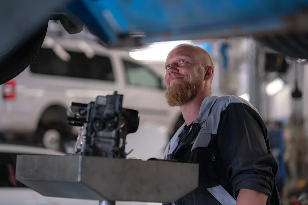 Seat henkilöauto isossa huollossa Turussa LMS Servicellä. Koulutettu henkilökunta palvelee vaikeissakin huolto asioissa