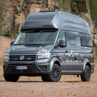 Maastokelpoinen Volkswagen Transporter varustettuna Seikel-korotussarjalla ja alustasuojilla. LMS Service on virallinen Seikel-maahantuoja Suomessa.