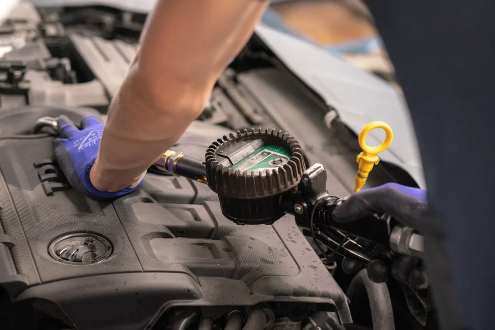 Skoda henkilöauto valtuutetussa merkkihuollossa öljyn vaihdossa. Käytämme aina valmistajan suosittamia öljyjä ja alkuperäisiä varaosia joissa 2 vuoden takuu